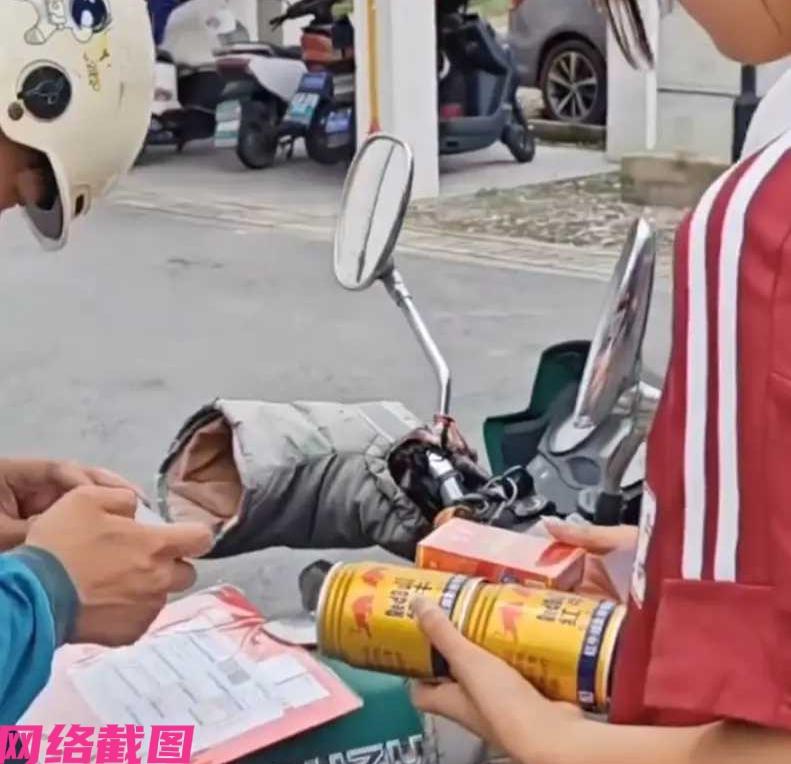 某邮政快递小哥这天来给名女生送大学录取通知书，当女生接过录取通知书的这一刻，随后