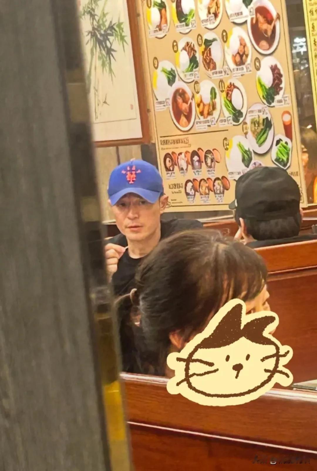 霍建华和好友在香港铜锣湾聚餐，这哥们真的是一如既往的低调又帅气。
他戴着蓝色棒球