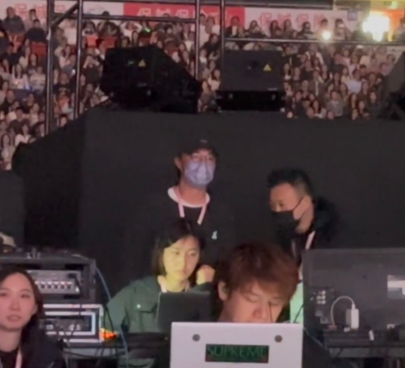 陈奕迅去孙燕姿香港演唱会了！！想起了当年金曲奖上同台献唱。 孙燕姿演唱会