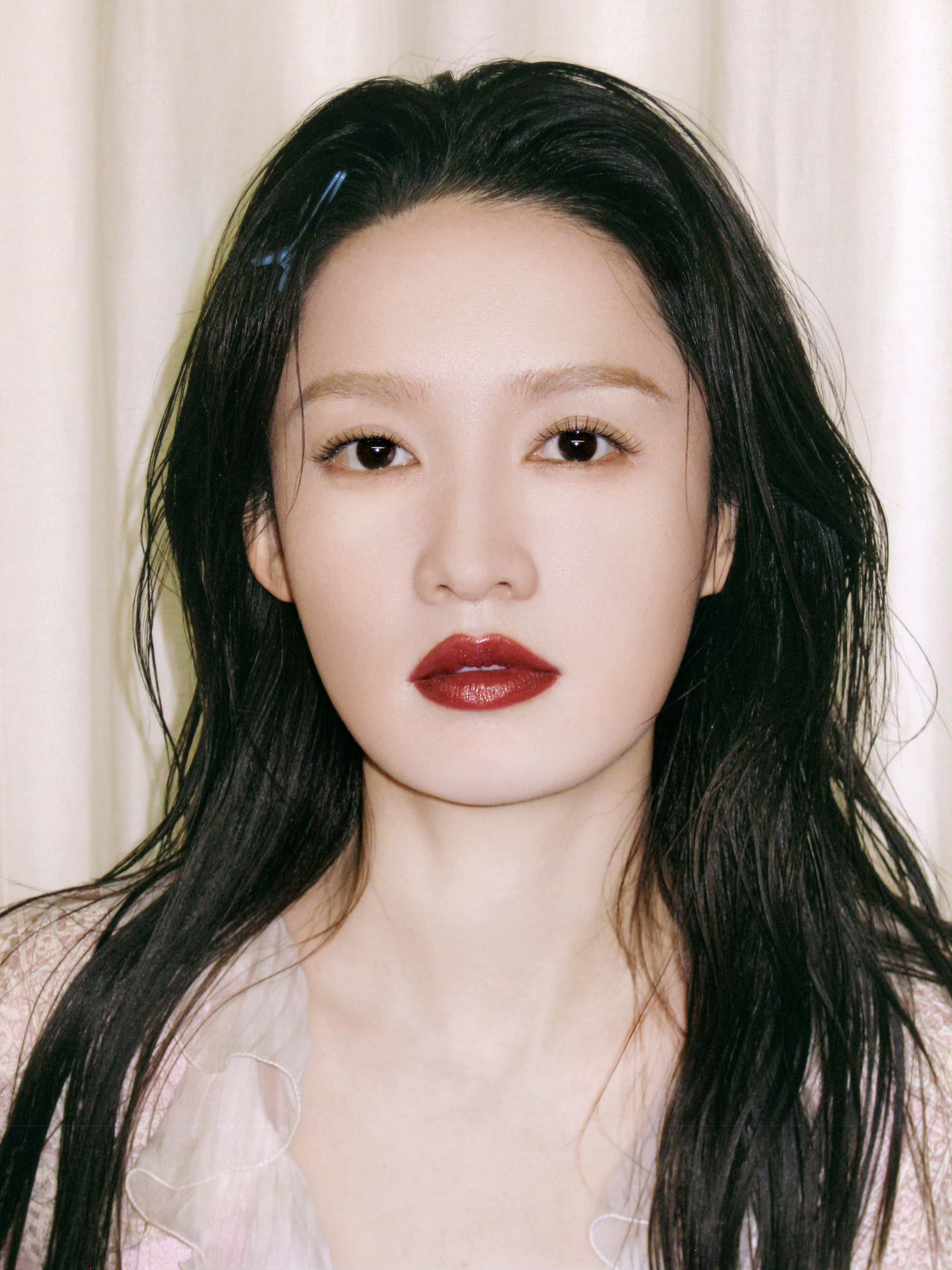 李沁费加罗八月刊封面花絮掉落 ​​​