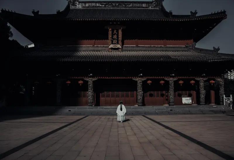 人生在世难有十全十美，缺憾就像繁星布满生命天空，这是常态。别像有些人，一辈子都在