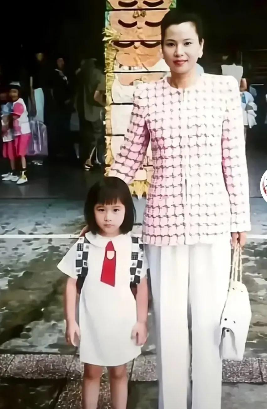 原来何超莲从小就是个美人坯子，妈妈的颜值也不差……