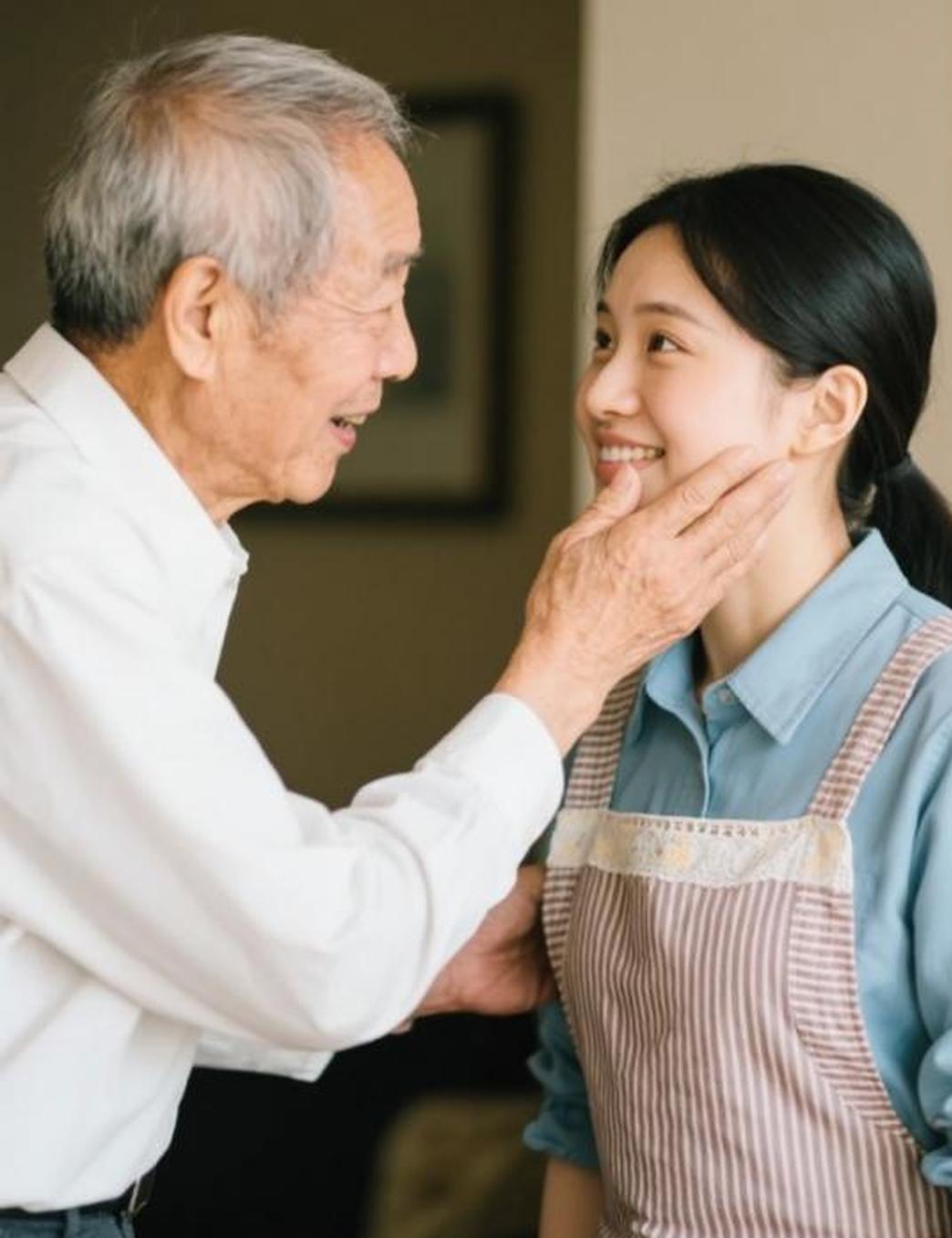 天津，一大爷见照顾自己的保姆年轻漂亮，便对她说如果保姆嫁给他，可以送她一套房！保