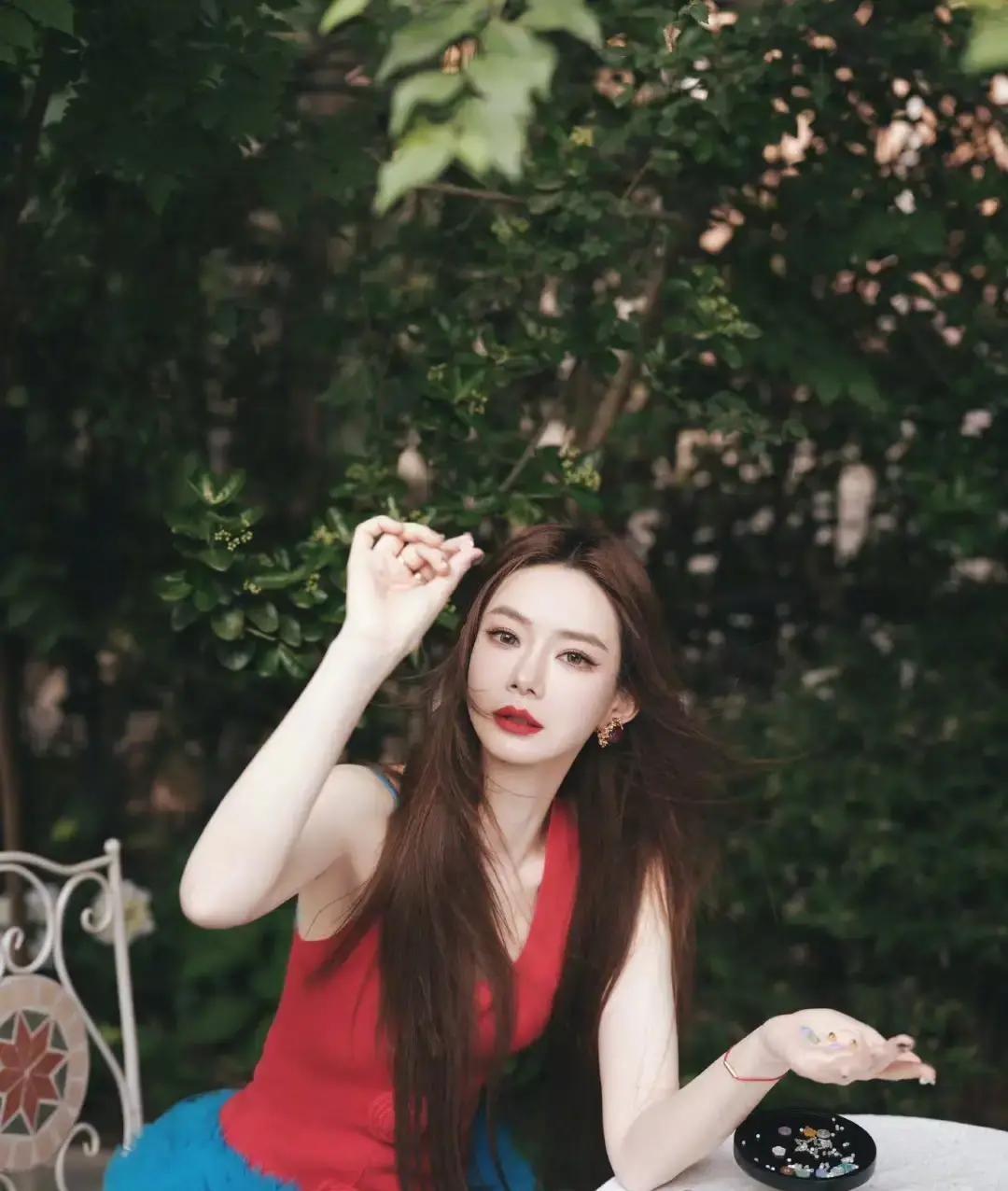 戚薇让大张伟说真话，大张伟盯着她耳环一句丑。
全场先愣后爆笑。
李维嘉补刀问大张