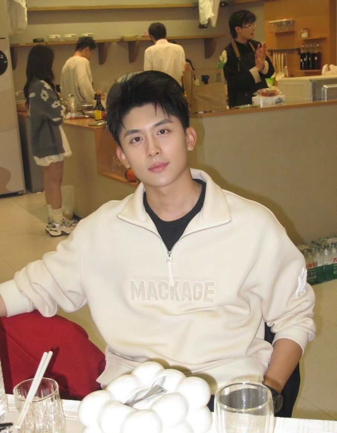 敖瑞鹏的脸张新成的嗓子低唱时神似敖瑞鹏，声音如张新成音乐剧般动听，视听双重享受，