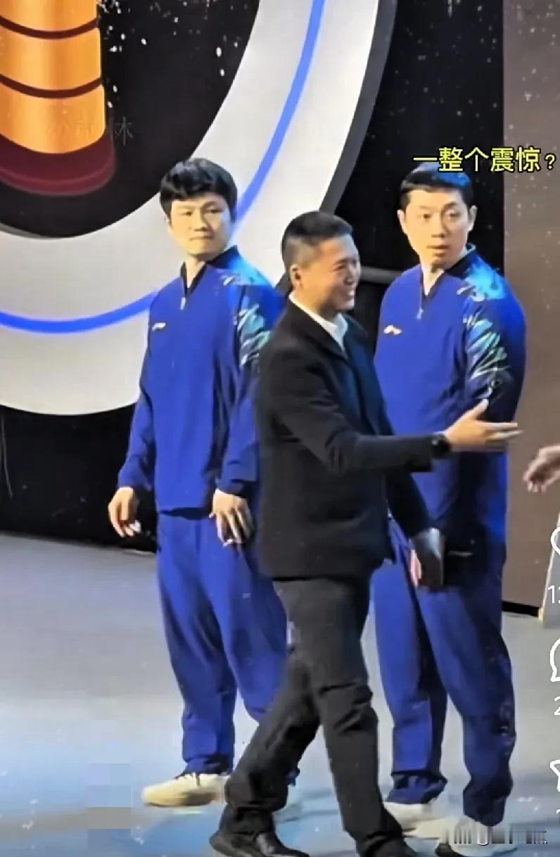 在颁奖现场，颁奖嘉宾与获奖者依次握手。然而，当走到许昕面前时，奇怪的一幕发生了，