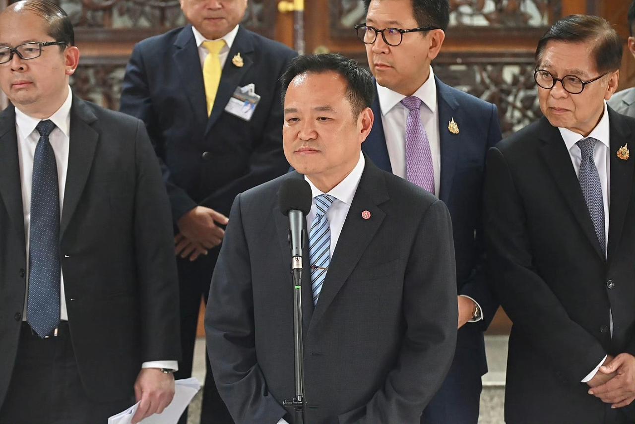 洪森高兴的太早了，据报道，泰国总理阿努廷批准了沿泰国-柬埔寨边境修建围栏的计划。
