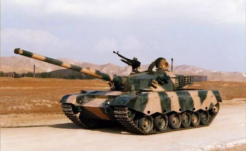 国产带105炮的85的某种改进型。炮塔侧有风暴2的三排烟雾弹特征，车尾动力舱比较