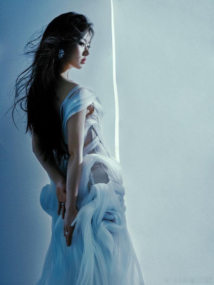 抒情曲还得听单依纯 单依纯的歌总能把抒情曲唱得深入人心，嗓音空灵得如同天籁。老天