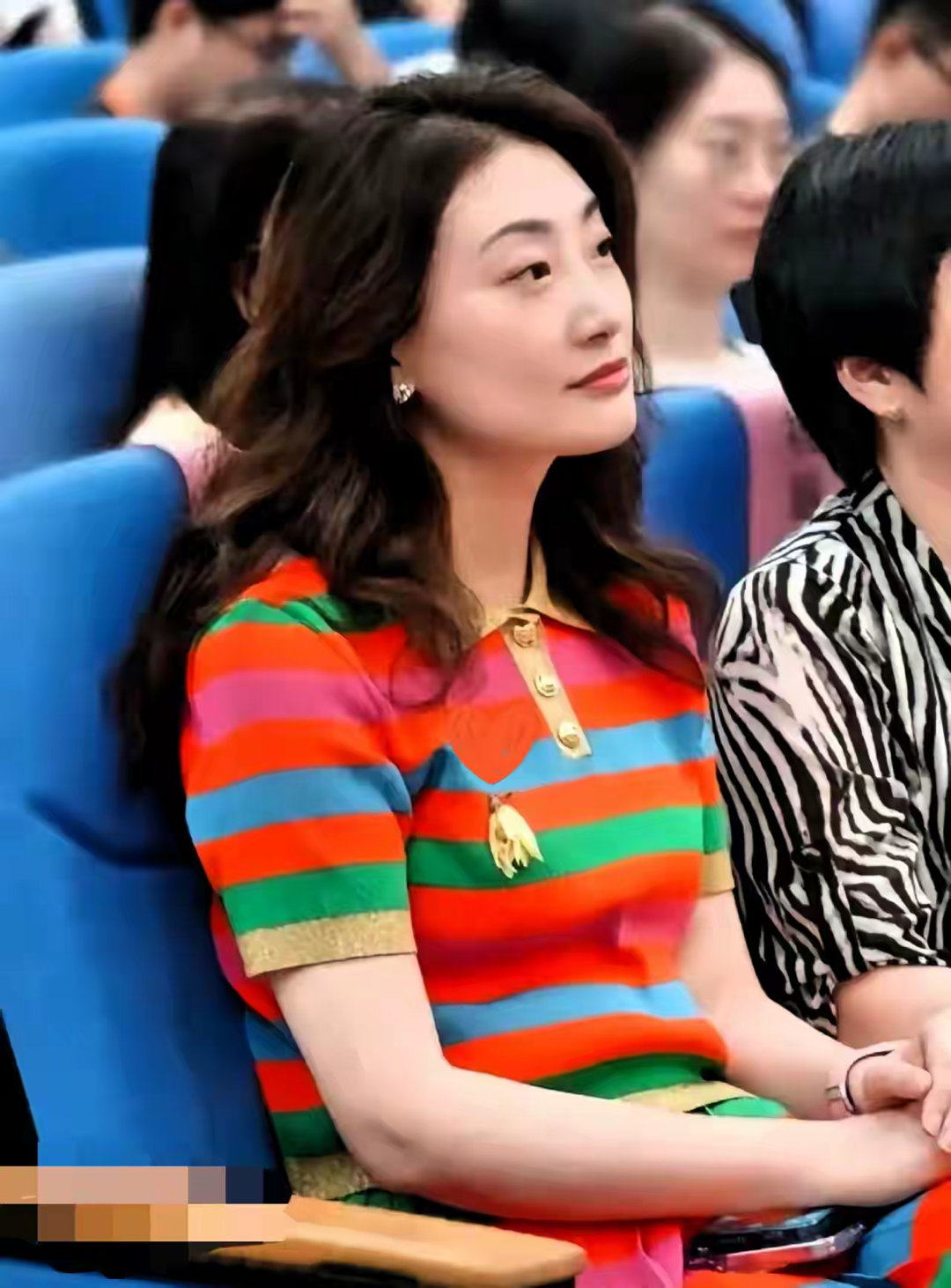 看宗馥莉之前那个采访，真的能看出她的性格！主持人问她：“你爸没逼你尽快解决个人问