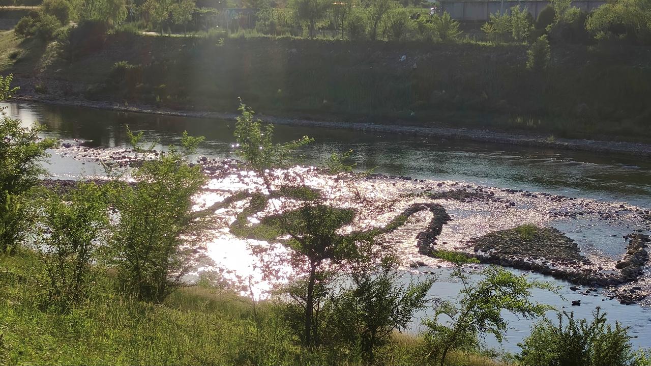 盘山下泃河在阳光洒在河面上，波光粼粼，美不胜收！🌞🌊