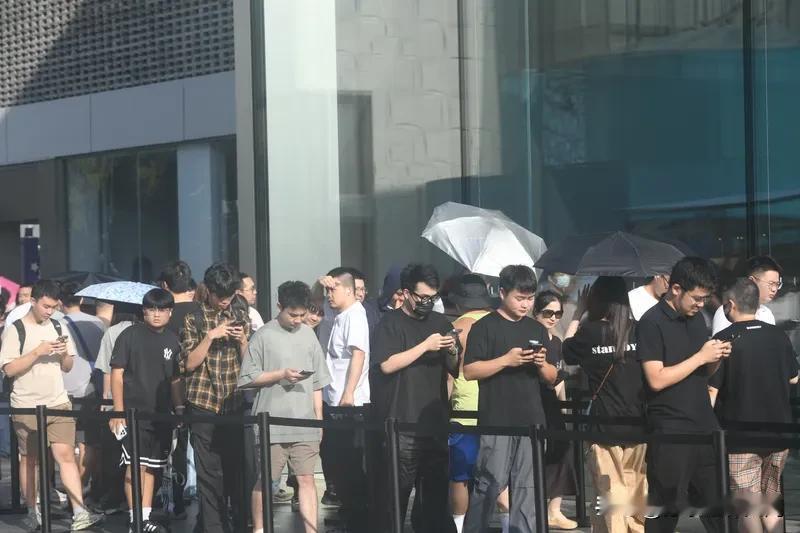 9月19日iPhone17系列发售，多地门店排起长队，京东销售数据也很可观，“以