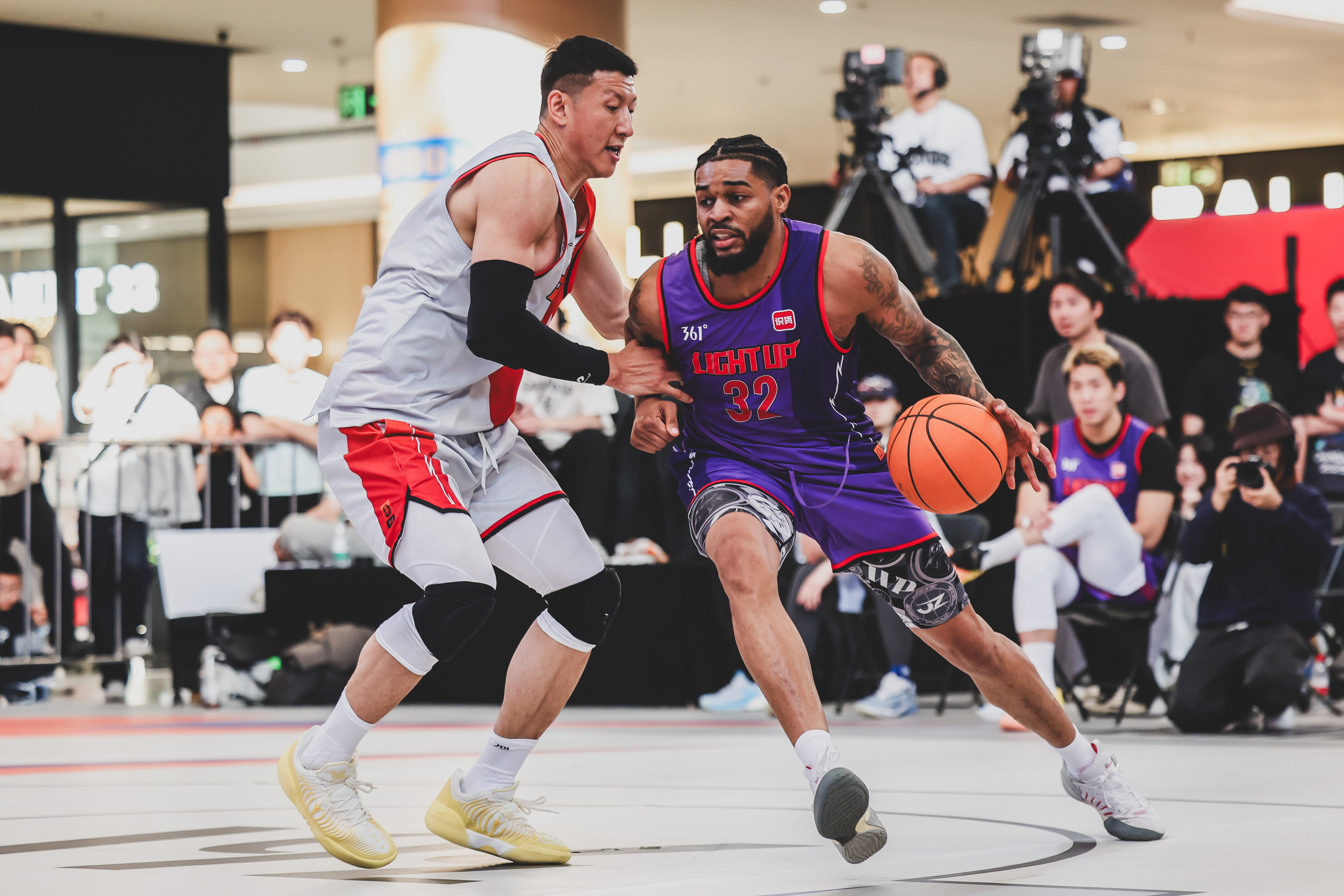 前几天在大连，「触地即燃」揭幕赛率先引爆全国赛区的战意，球员们上脚的禅8更是以硬