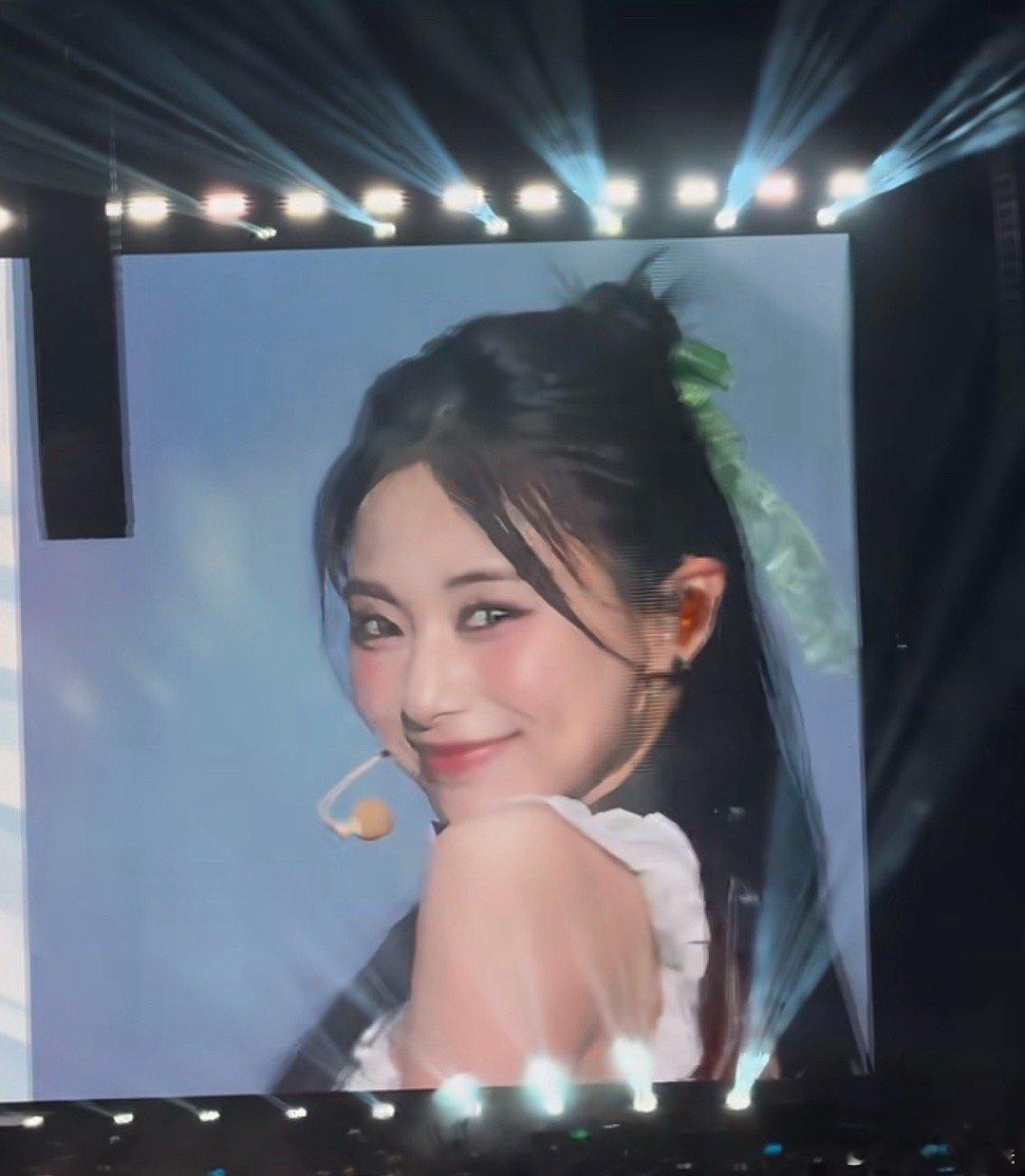 子瑜，你知道自己有多明媚大方吗 