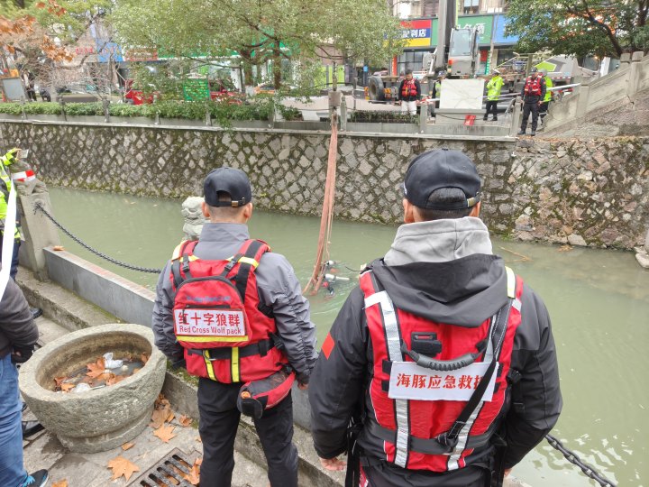 出租车冲到桂芳桥掉进河里下沉，63岁大伯跳水救出司机和女乘客，大伯说以前也救过人，“你们就不要讲我是