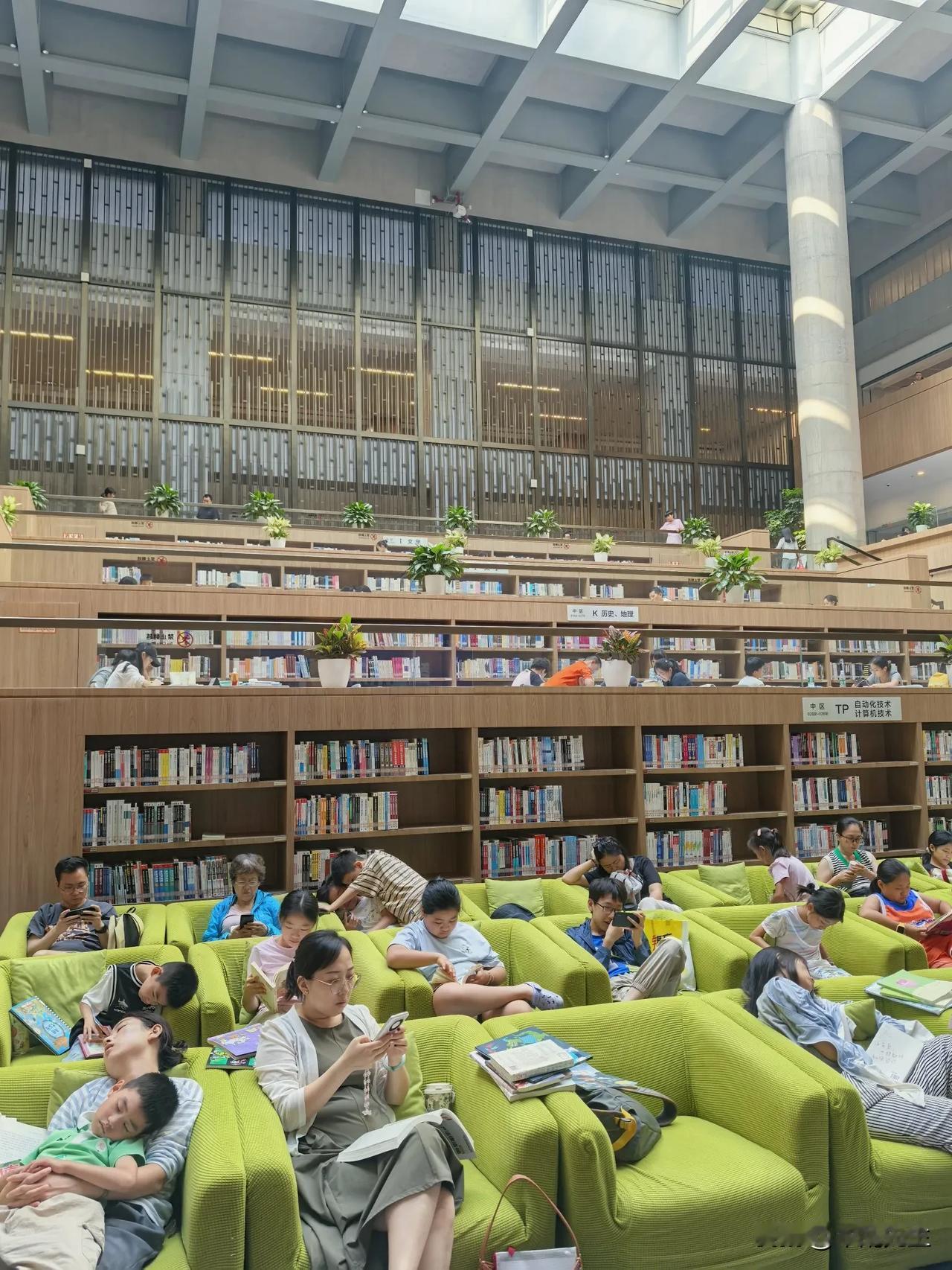 自证预言这事儿，说白了就是：你心里先给人画了个像，然后你的言行会不自觉推着他往那