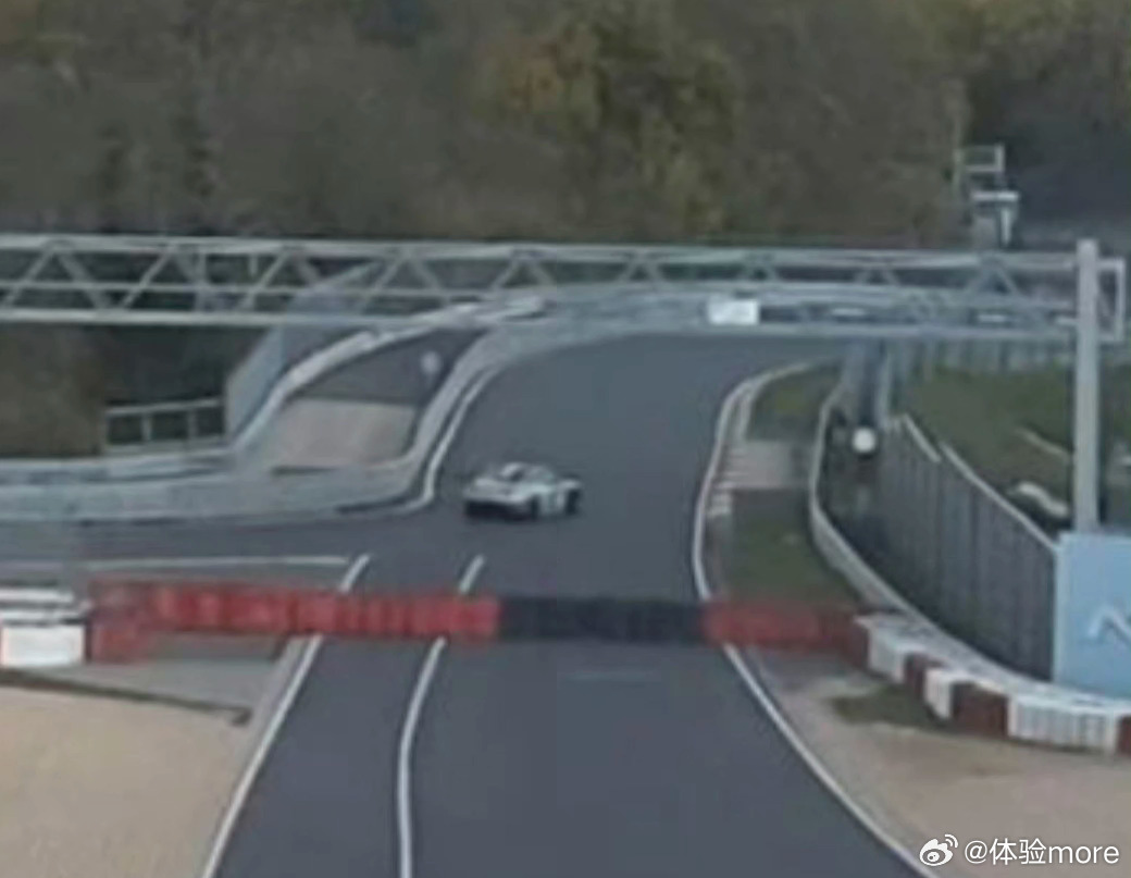 昨天晚上，当地时间中午，两台小米SU7 Ultra原型车在纽北开跑，极大概率有了