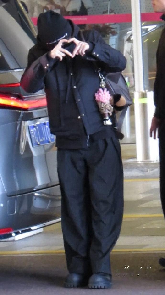 檀健次机场比心饭撒 檀健次好会爱人 檀健次好会爱人，檀健次机场比心饭撒来回应粉丝