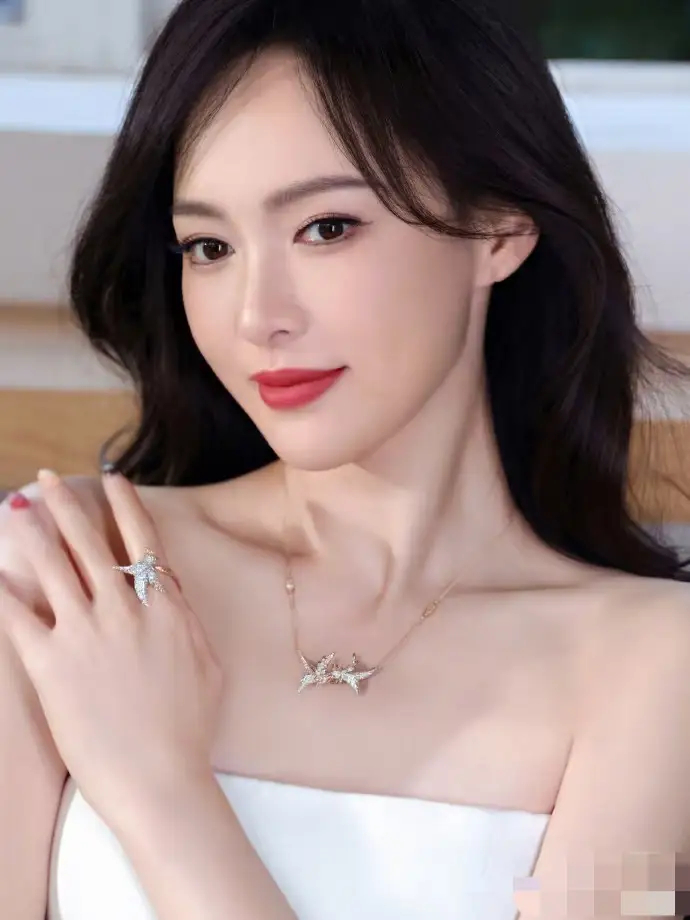 吃了一天的瓜，墨镜王滤镜碎一地。说唐嫣是一个很装的人，陈道明阴阳同体，唐嫣来早了