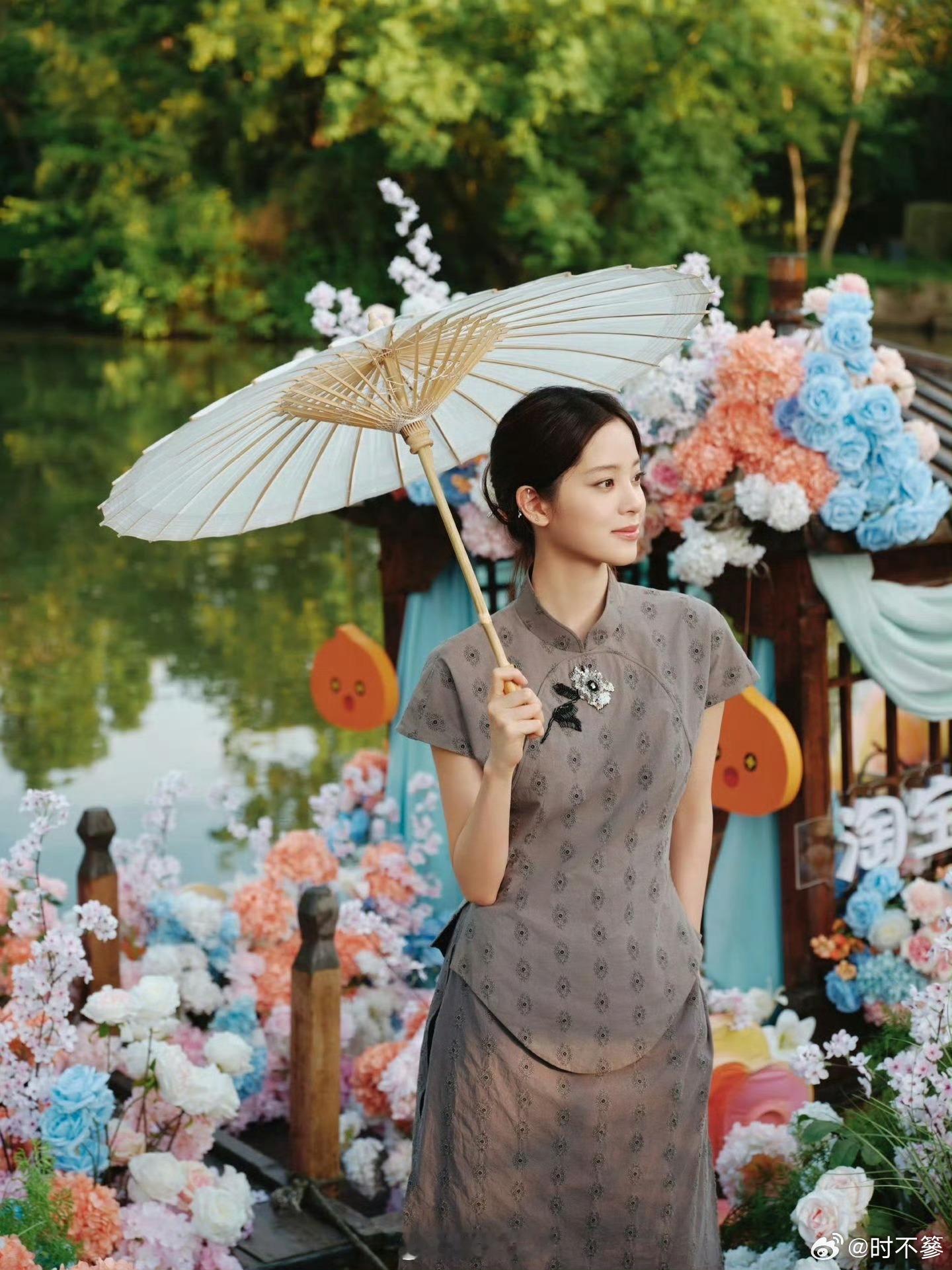 欧阳娜娜欧阳娜娜江南游船大片欧阳娜娜赴宴新中式穿搭谁懂这种中式留白之美！欧阳娜娜