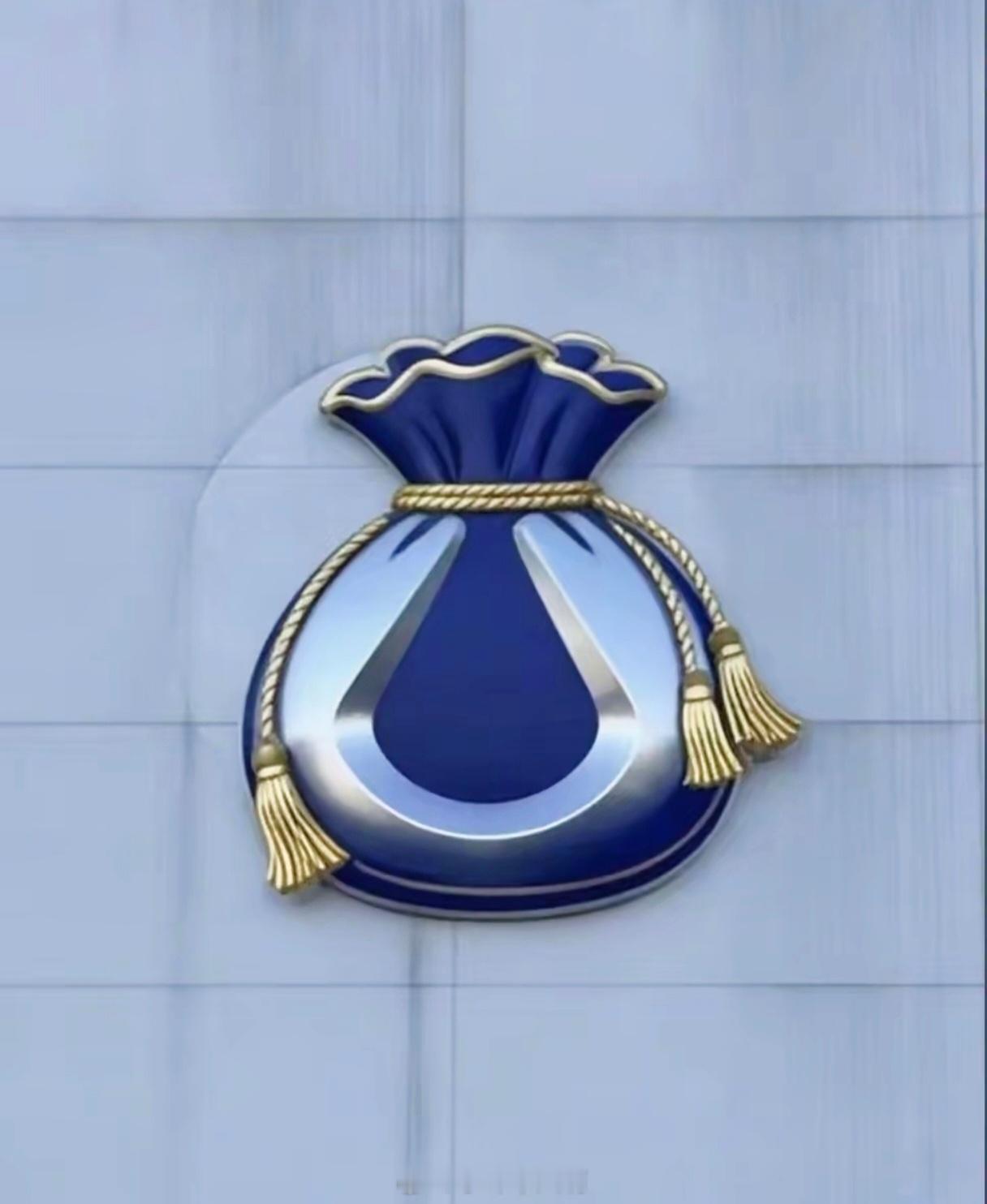 曾经温婉的“水滴标”彻底觉醒，华丽蜕变为紫气升腾、金光护体的财富图腾，镶嵌在车头