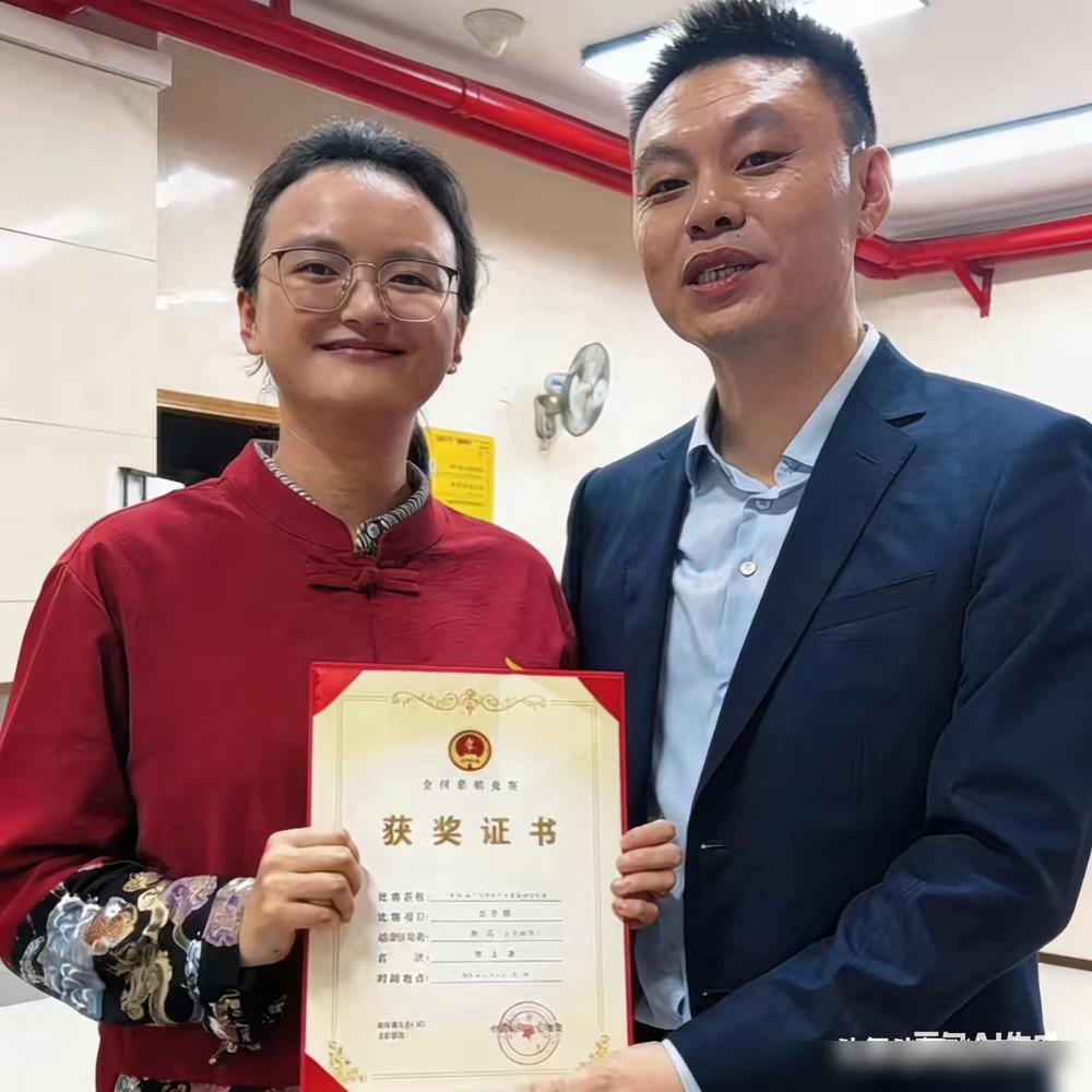 她捏着一枚车重重拍在棋盘上，硬生生把男子大师赵攀伟逼得推枰认输。
 
你敢信吗，