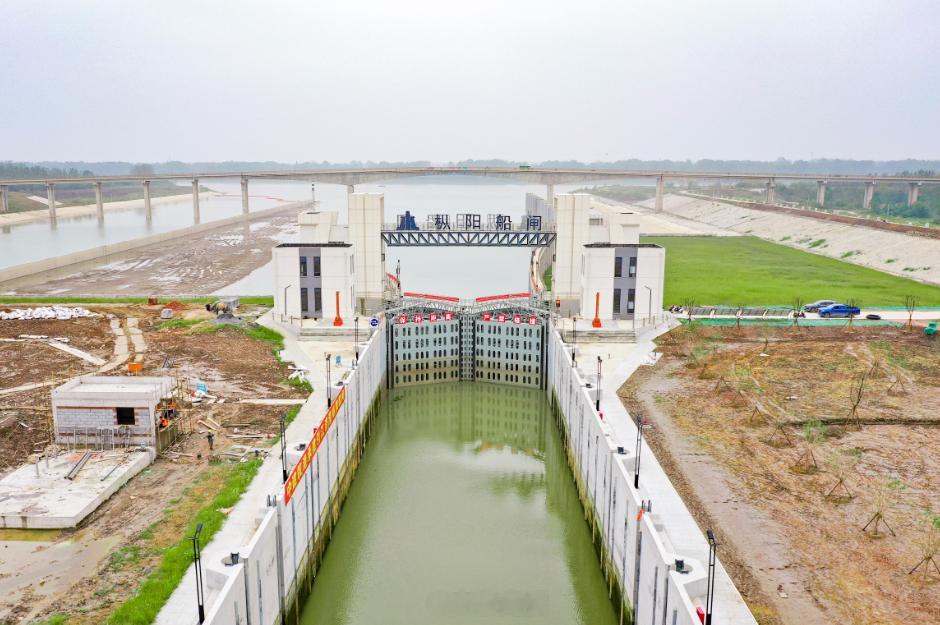 #2023网聚美好安徽##一江春水向北流# 【枞阳船闸：全线试通水通航 货船通行
