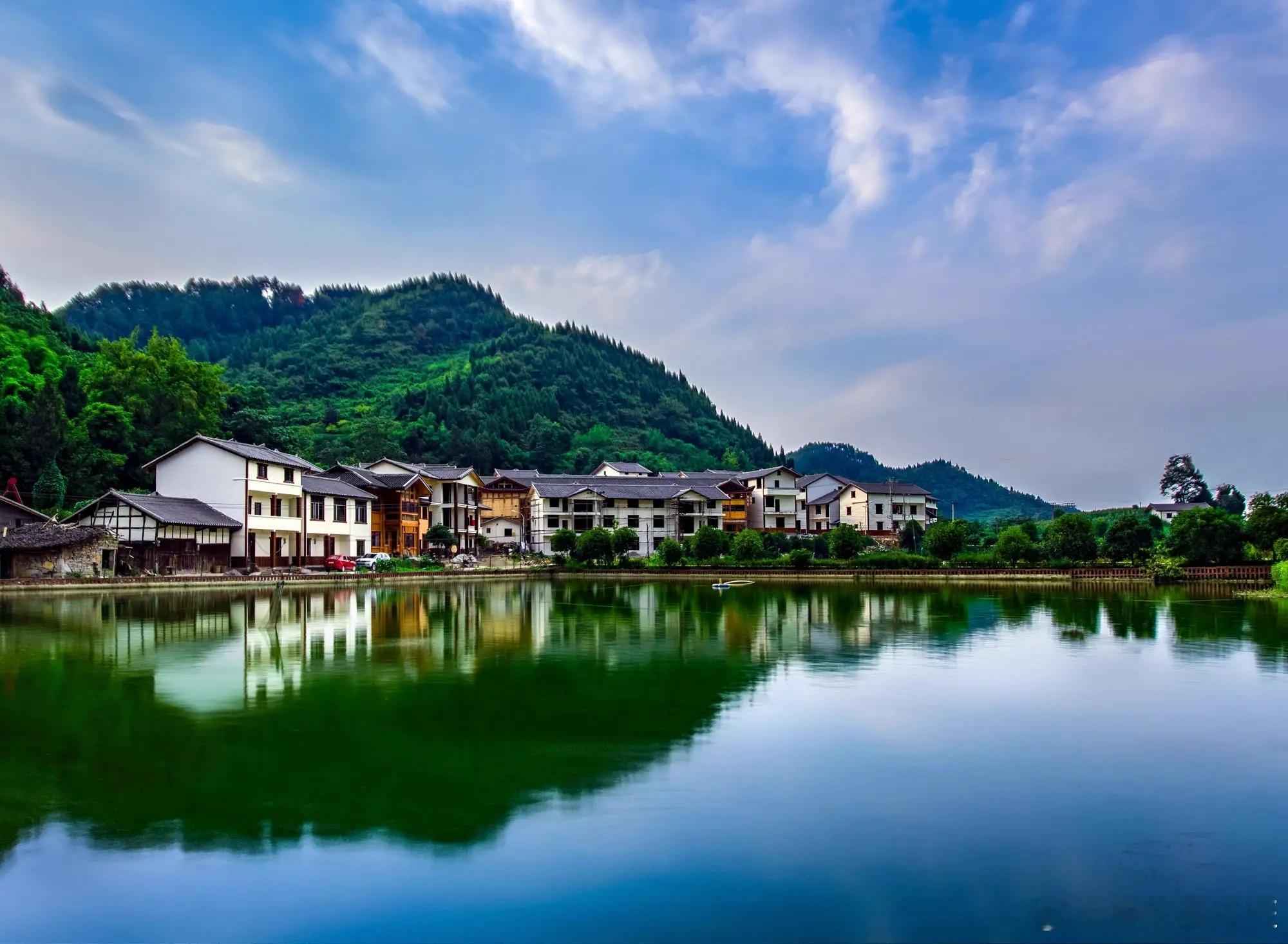 #你从什么时候民族自豪感直线上升# 当我看到祖国的绿水青山和美丽乡村时，我为自己