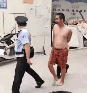 戴上金表还耍狂
必把犯罪当家常
袭警罪恶加一等
铁笼枷锁让你尝
看这个家伙戴上手