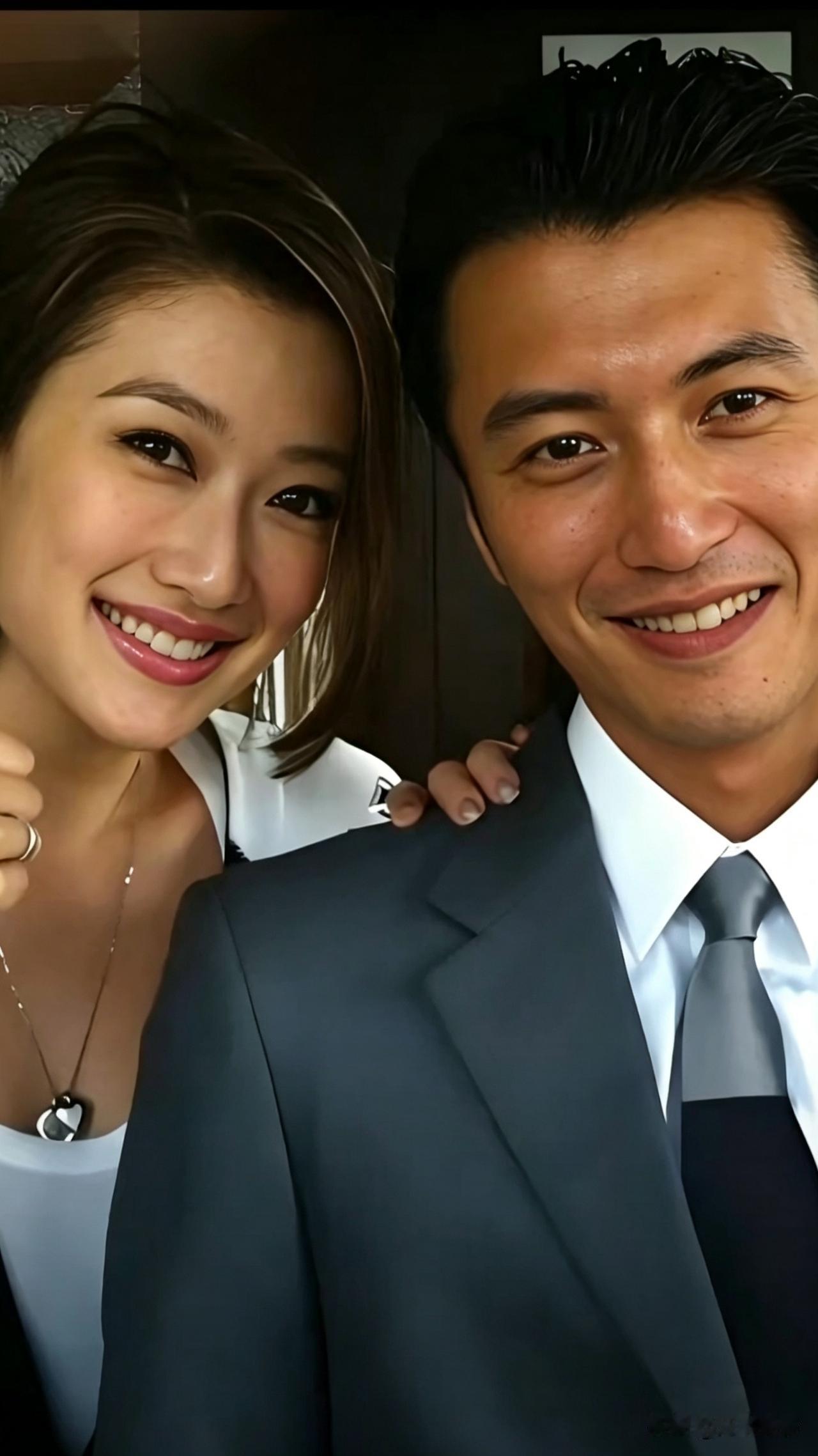 谢霆锋和谢婷婷这对谢家兄妹，不得不说一家人基因是真的好。
兄妹俩眉眼长得特别像，