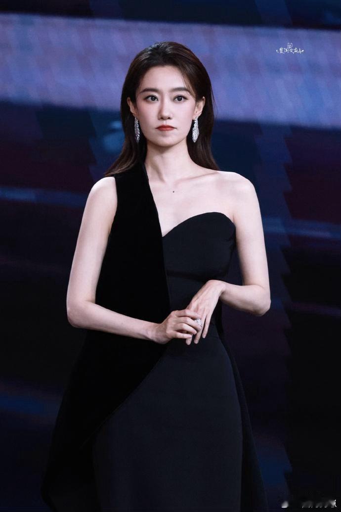 惊艳氛围感拉满！张小斐一袭黑色连衣裙搭配利落齐肩短发，气质温婉大方，优雅端庄尽显