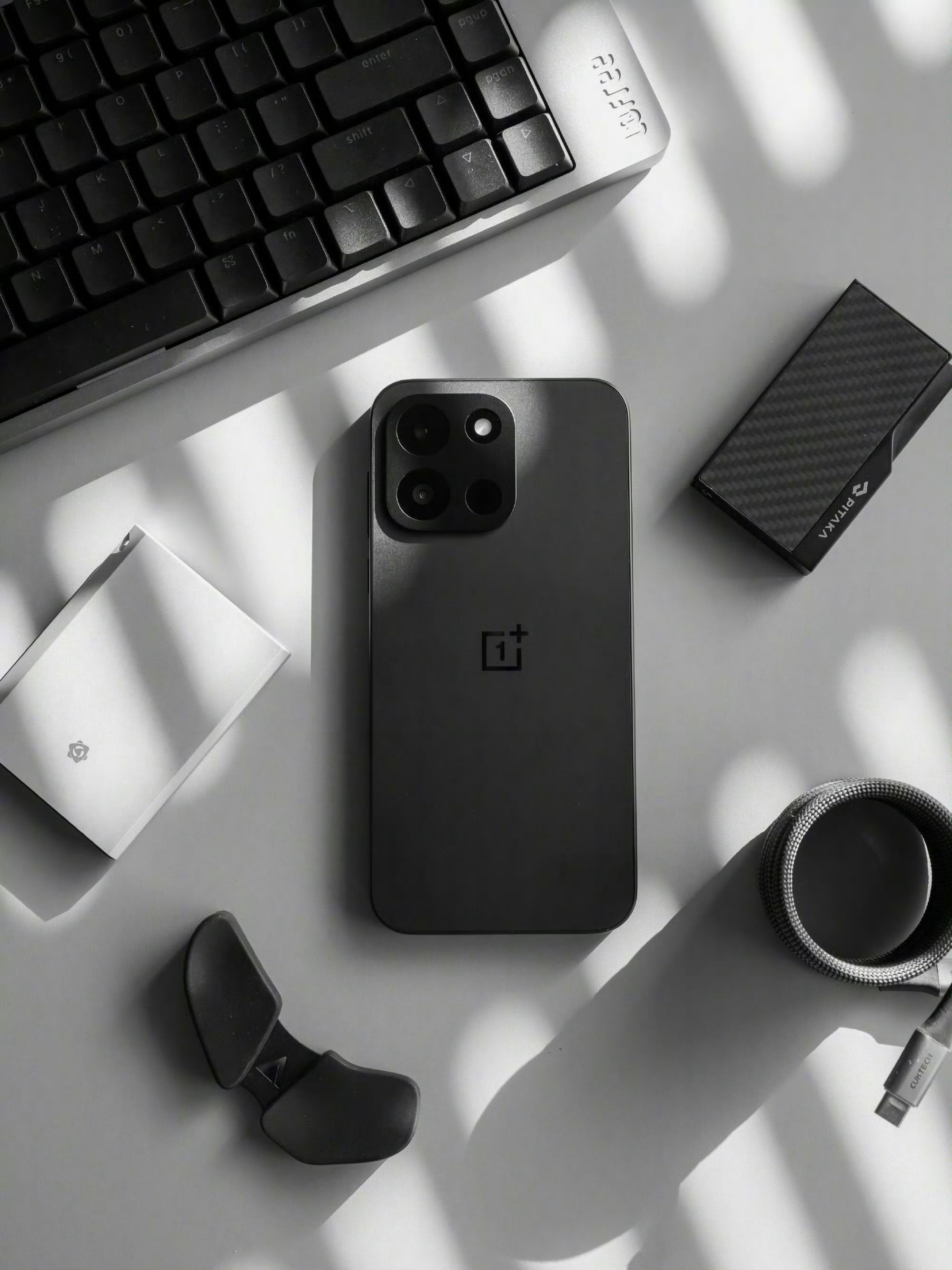 为何中端手机集中涨价因为中端手机的需求量是非常大的，手机厂商需要出更多货。而随着