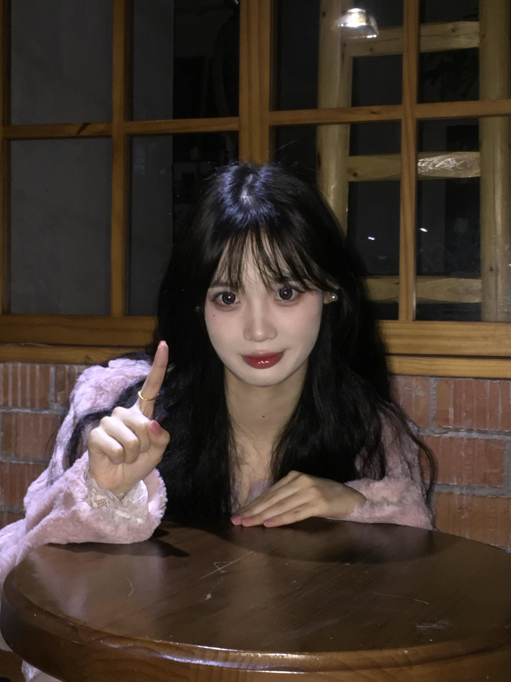 我卖了个萌 你就找人把我齐刘海打歪 也太过分了吧