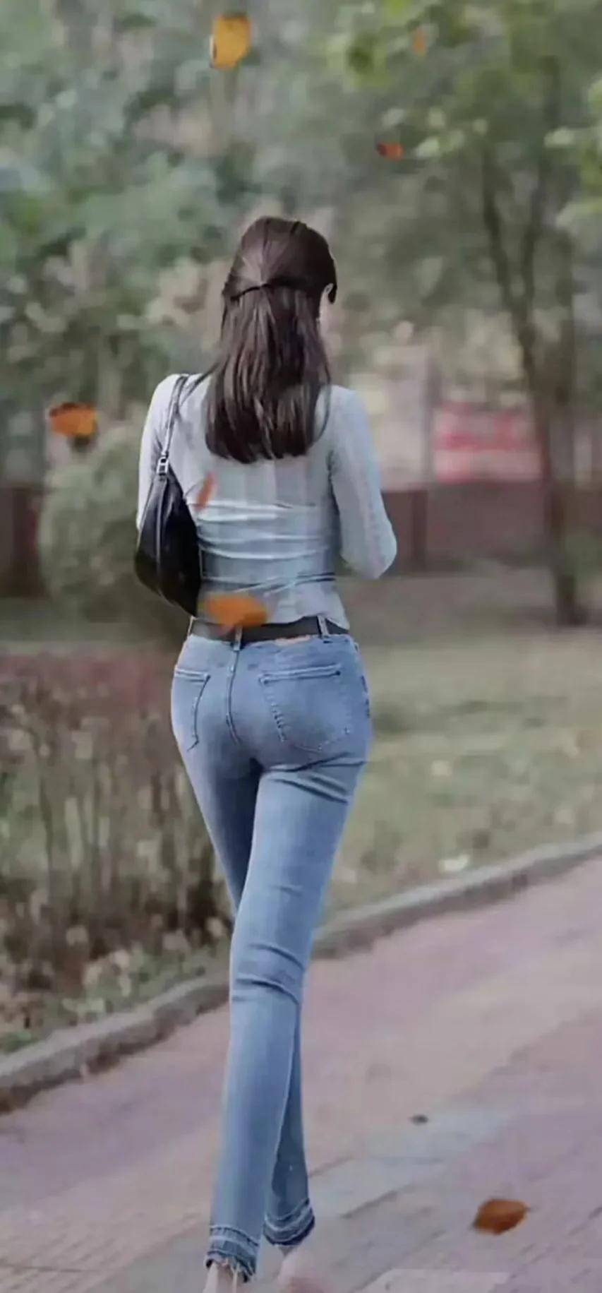 一个人的孤独不是因为远离了人群与繁华，只是因为在通往灵魂的道路上缺少一个同行的人