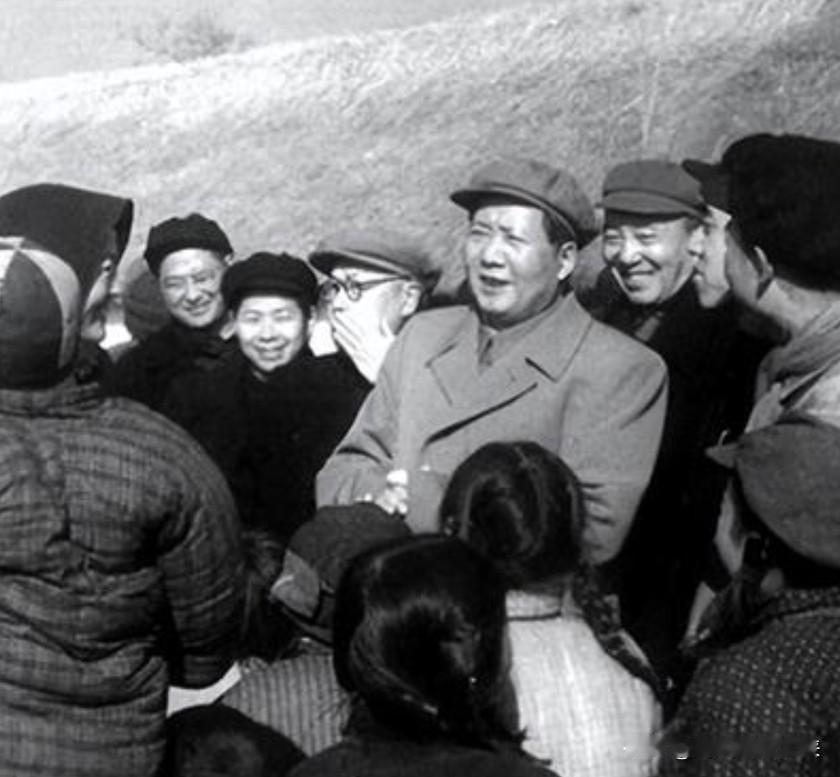 1949年开国大典结束后，毛主席到凌晨4点多才吃饭，他哽咽着对警卫员李家骥说：“