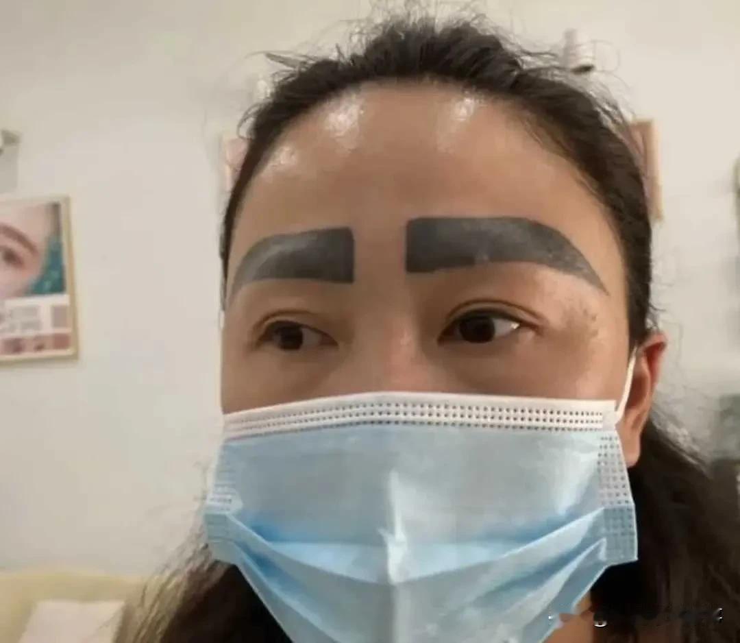 在浙江，爱美的杨女士去美容店纹眉。学徒用了洪荒之力为她纹了一个终生难忘的眉毛！杨