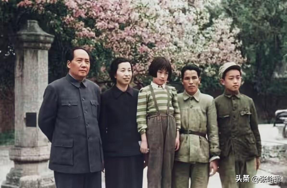 翻看老照片，令人动容：毛主席一生所有家庭合影，从未有一张全员齐聚的全家福。眼前这