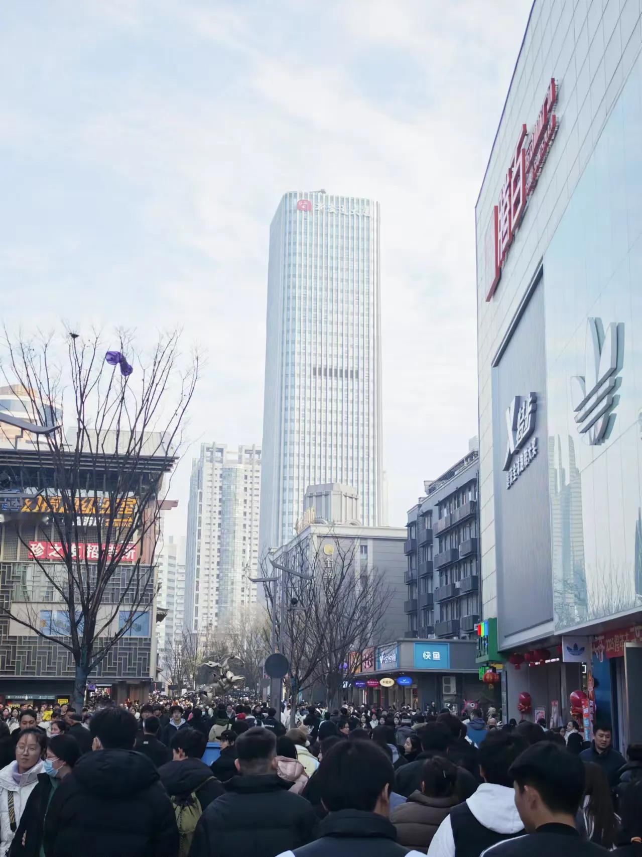 1月1日，合肥淮河路步行街的人流量
竟然比12.31号白天客流量还大
看来昨晚没