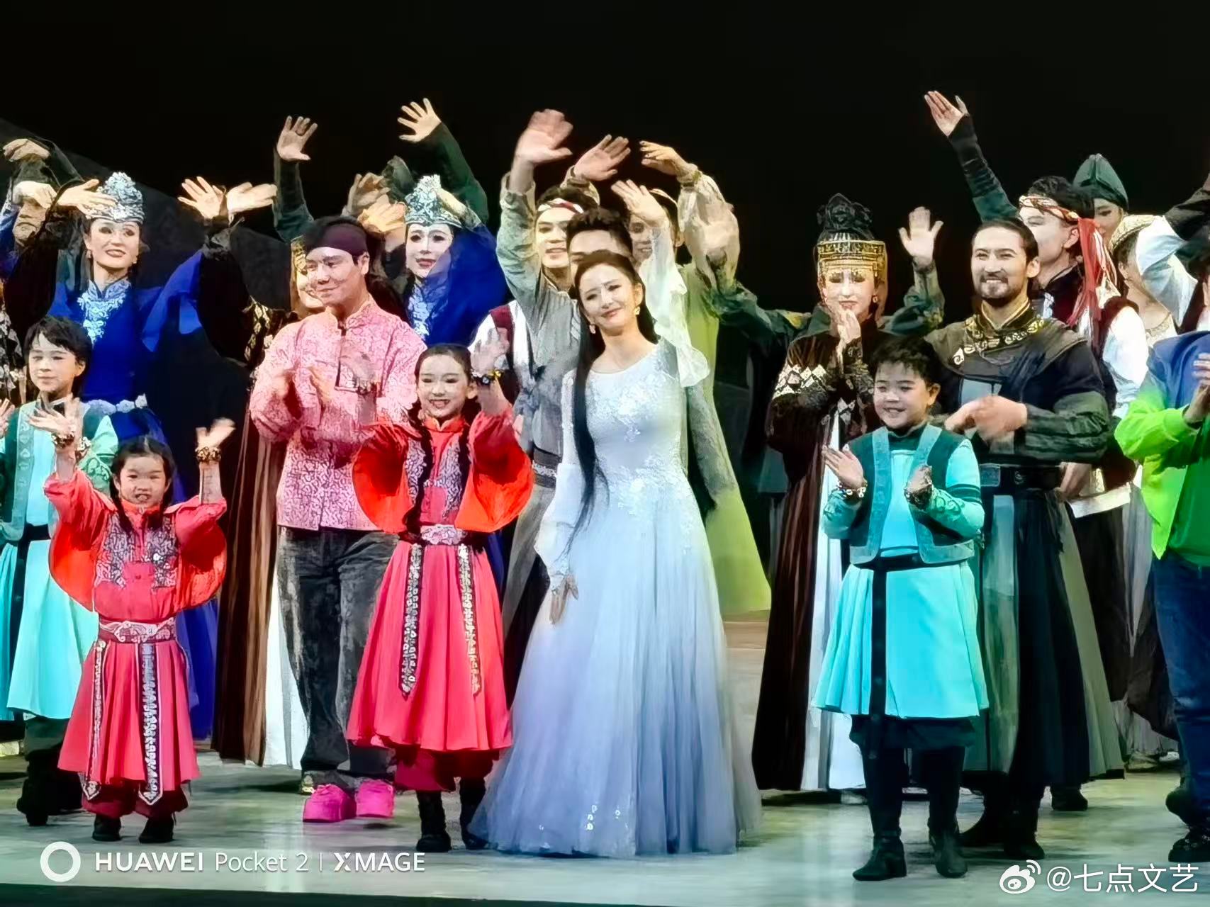 佟丽娅小酒窝同台跳舞 舞台之上光影交织，佟丽娅与小酒窝同台献舞，在《在远方在这里