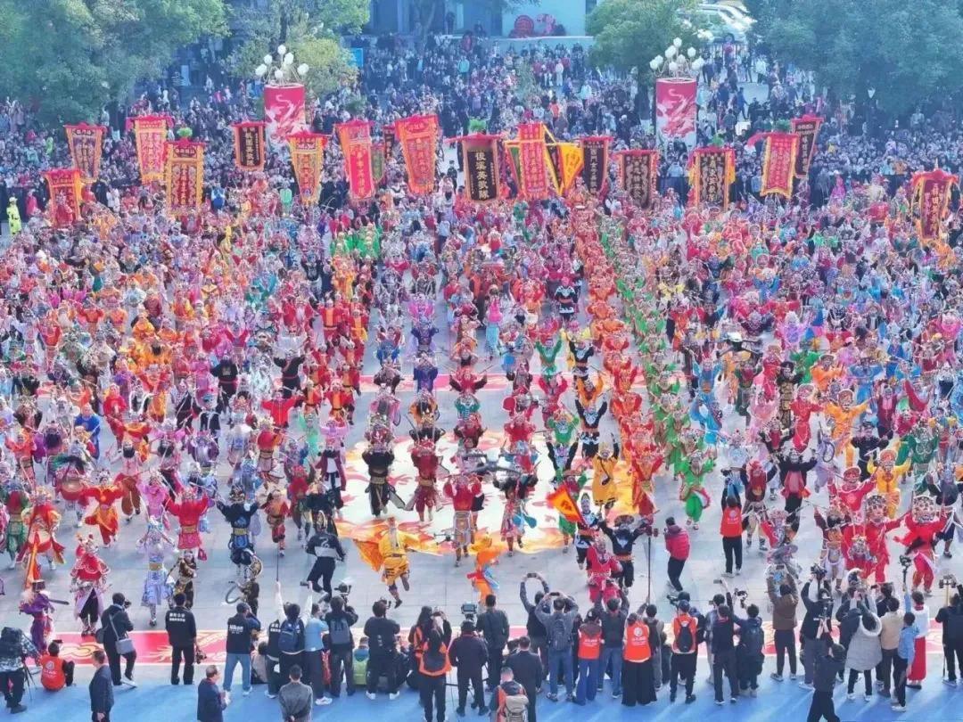 马年春节：一场传统与现代的文化狂欢，看中国年味如何惊艳世界！

3大年初五，当我