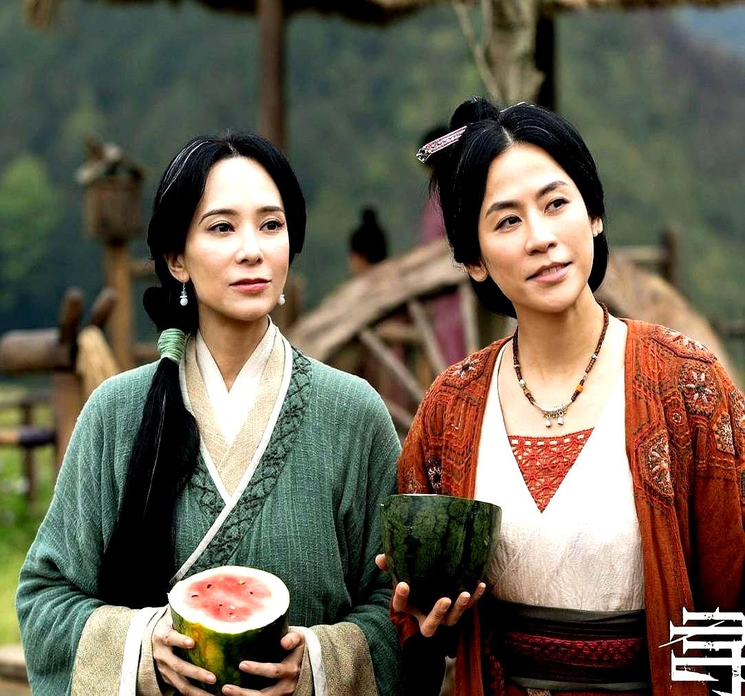 年轻时，项少龙跟乌廷芳像俩小学生，一句“八婆”一块糖就能和好，荷尔蒙上头就完事。