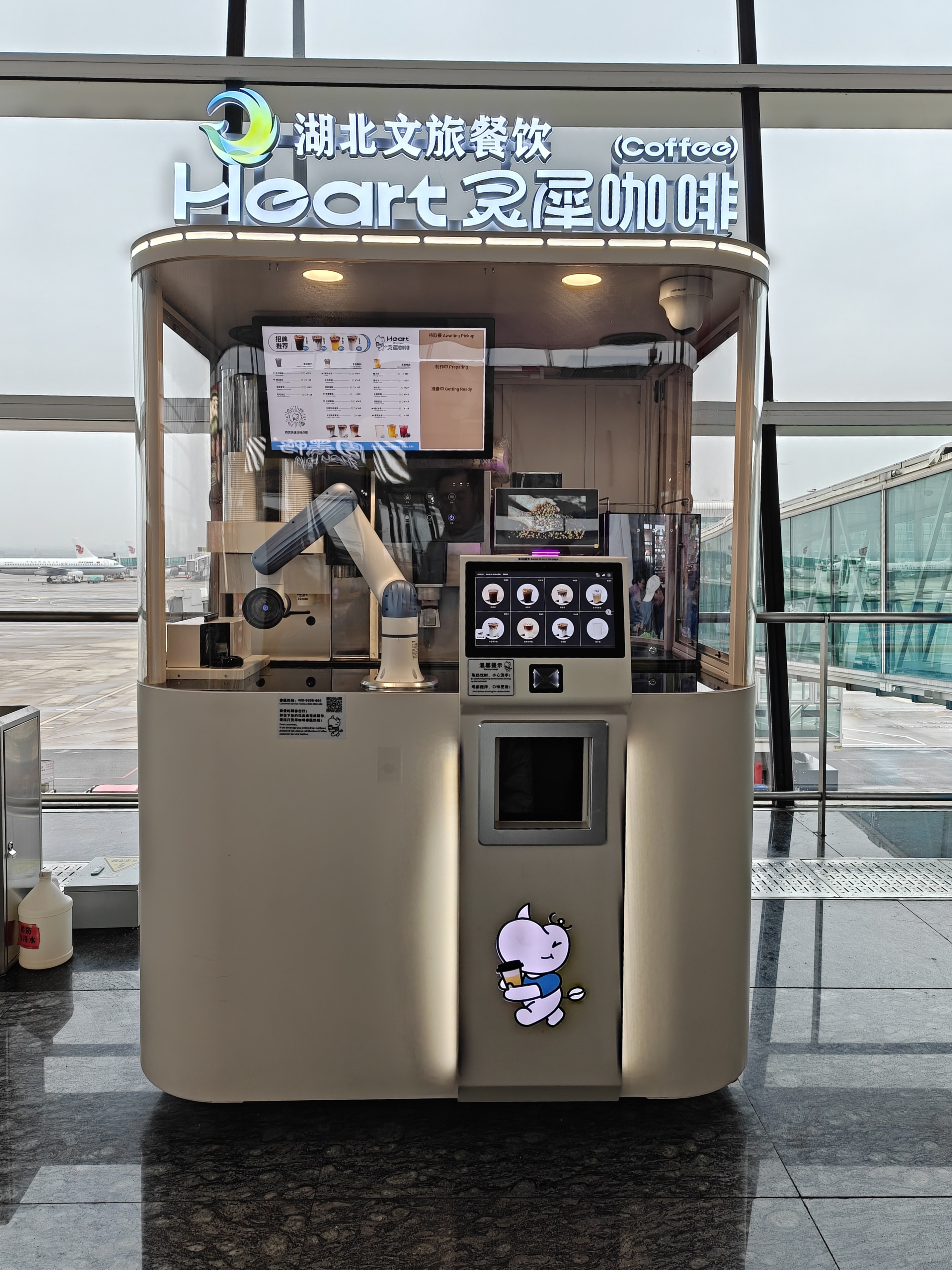 好家伙，天河机场都开始搞无人咖啡店了，占地超小、价格也很便宜
