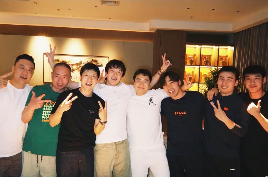 原来好兄弟们一起过生日，
他们好欢乐，
真兄弟在一起就是高兴。
谁说龙队乖乖地，