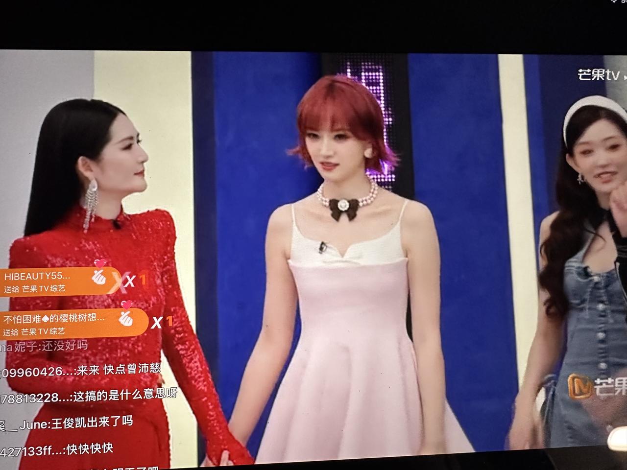 黄灿灿说假唱，谢楠说和张天爱有个共同的儿子。
这一季的姐姐们太敢说了。
当主持人