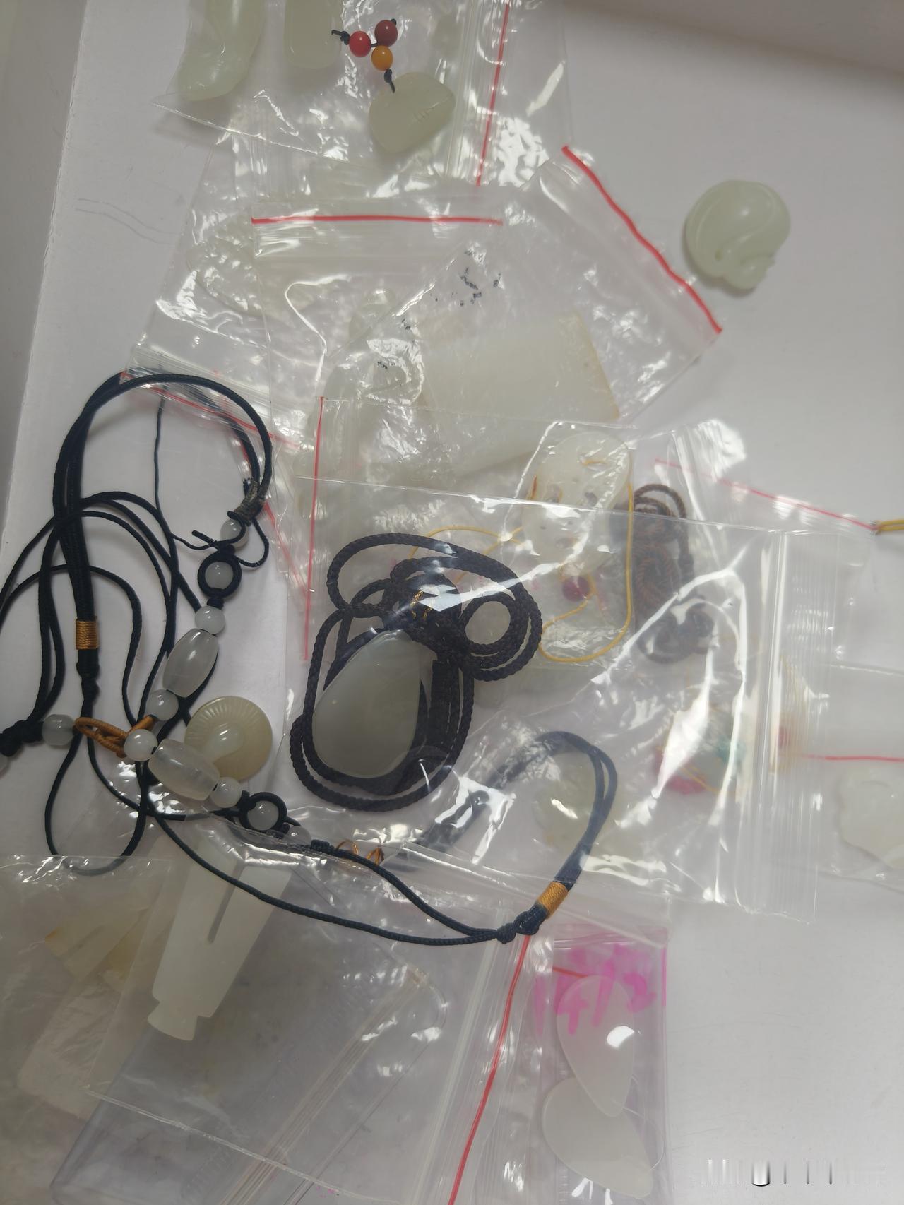 今天会上比较多的，都是总价便宜的。基本上也就是我最便宜的，不管是不是籽料的。