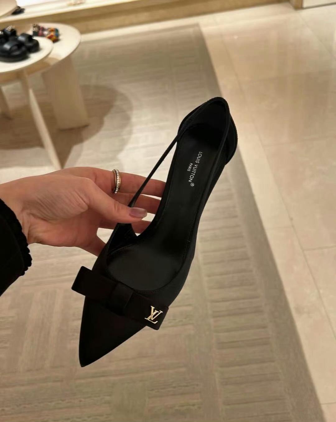 听姨的话 格局打开 不要以为过了这个村 就没有这个店了 过了这个村 咱就进城了.