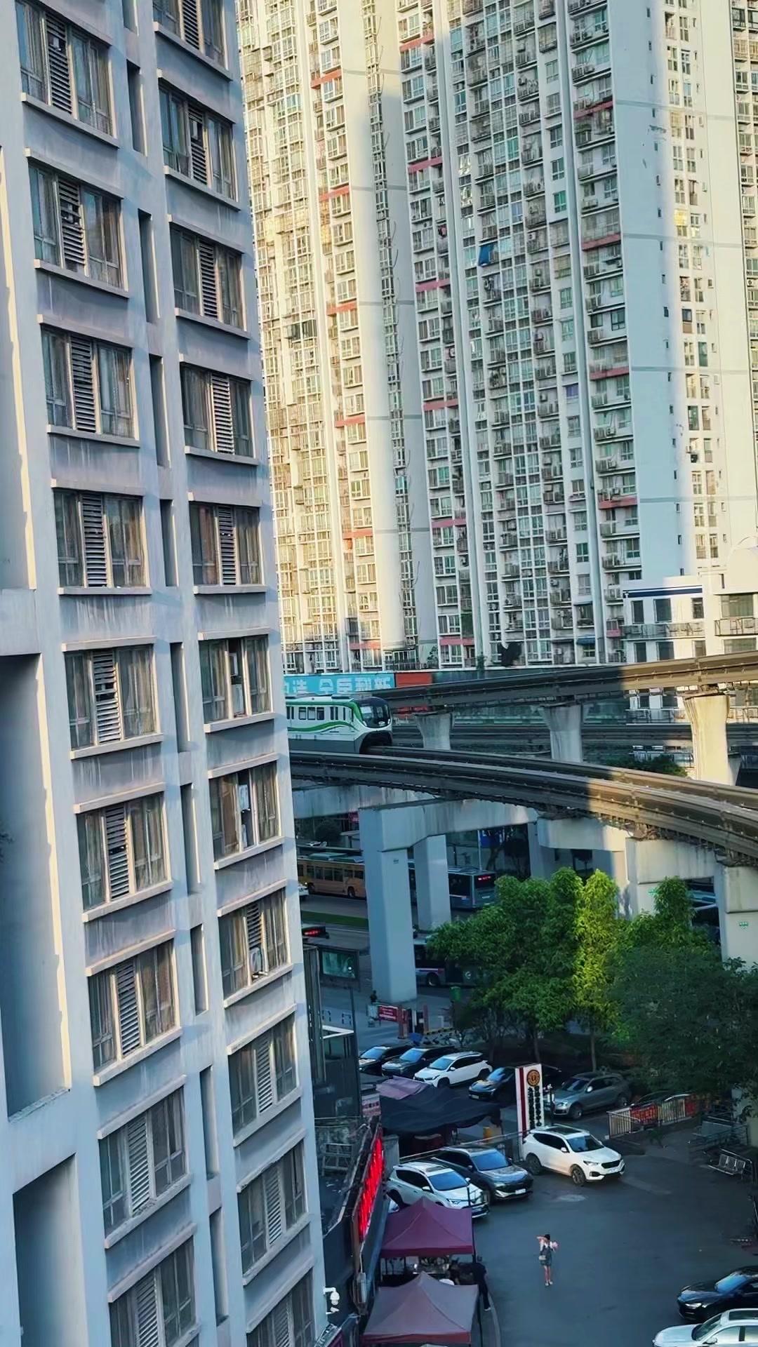 🤯重庆轻轨上的风景有多绝？随手一拍都是电影级画面！

来重庆才知道，最美的风景