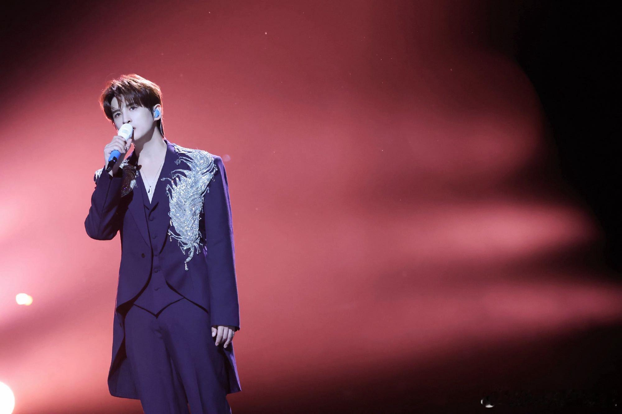 刚刷到二开消息疯狂调闹钟！张远跨年现在开始点菜 四个半小时50首歌，从《棉花糖》