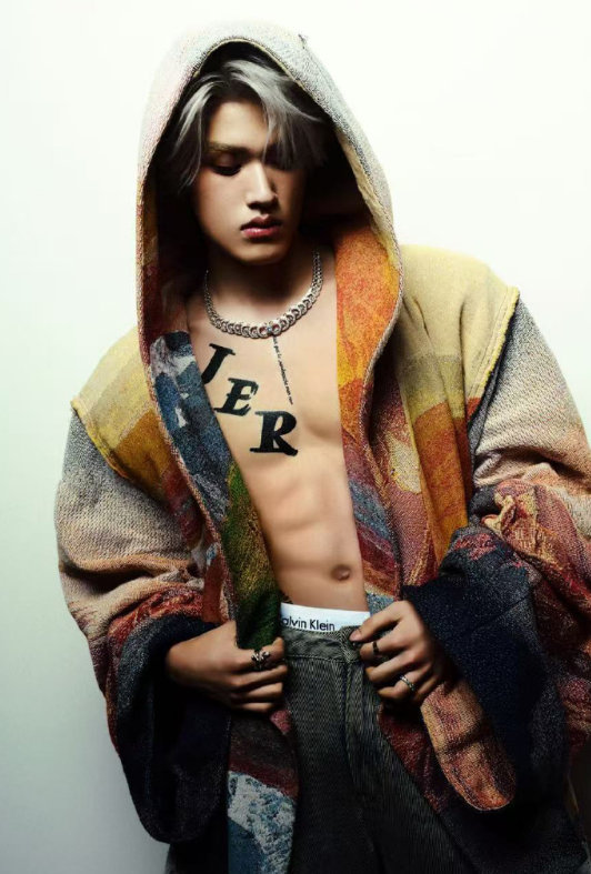 张极半裸张极胸肌纹身 张极十九岁生日企划，哇！半裸胸肌腹肌通通都来，纹身好性感 