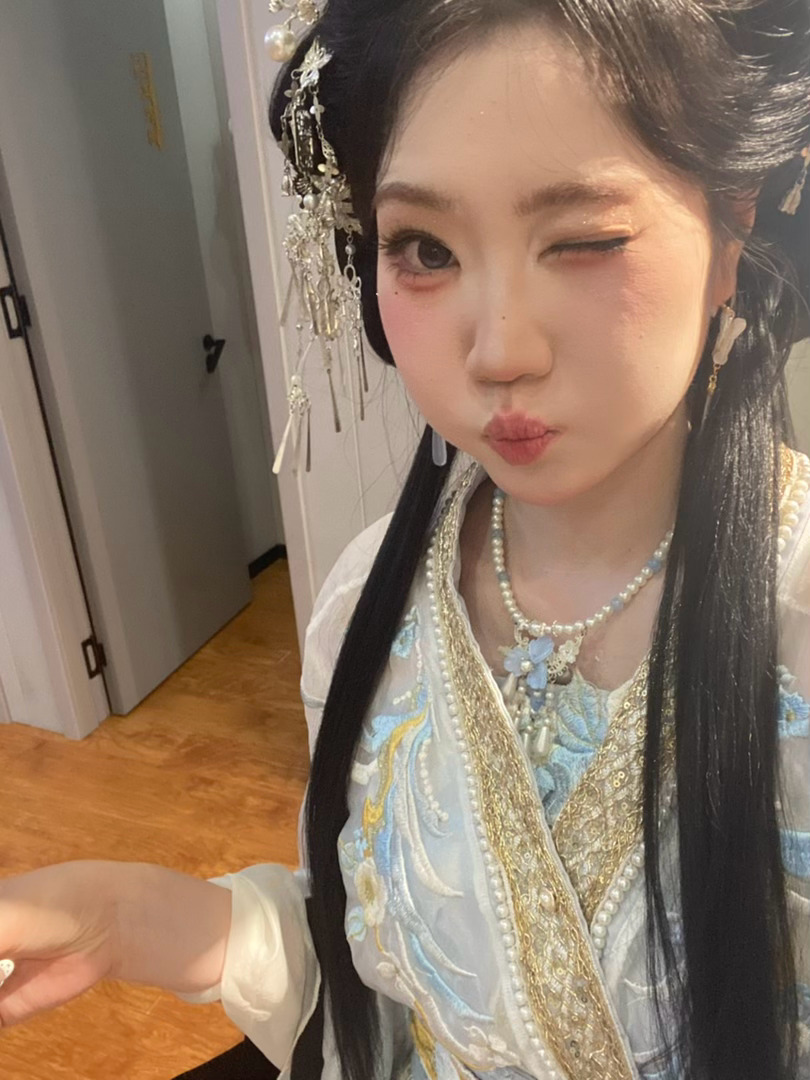 妆造完成ovo贴了五个双眼皮贴